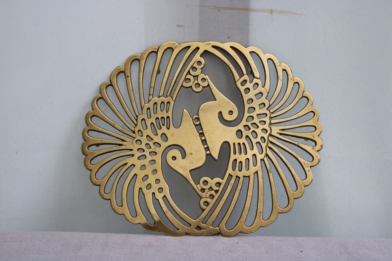 Golden table mat
