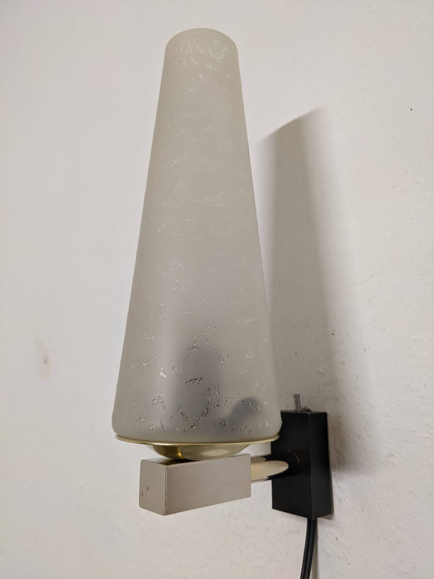 Modernist wall light in glass and brass by Maison Arlus, France circa 1950.