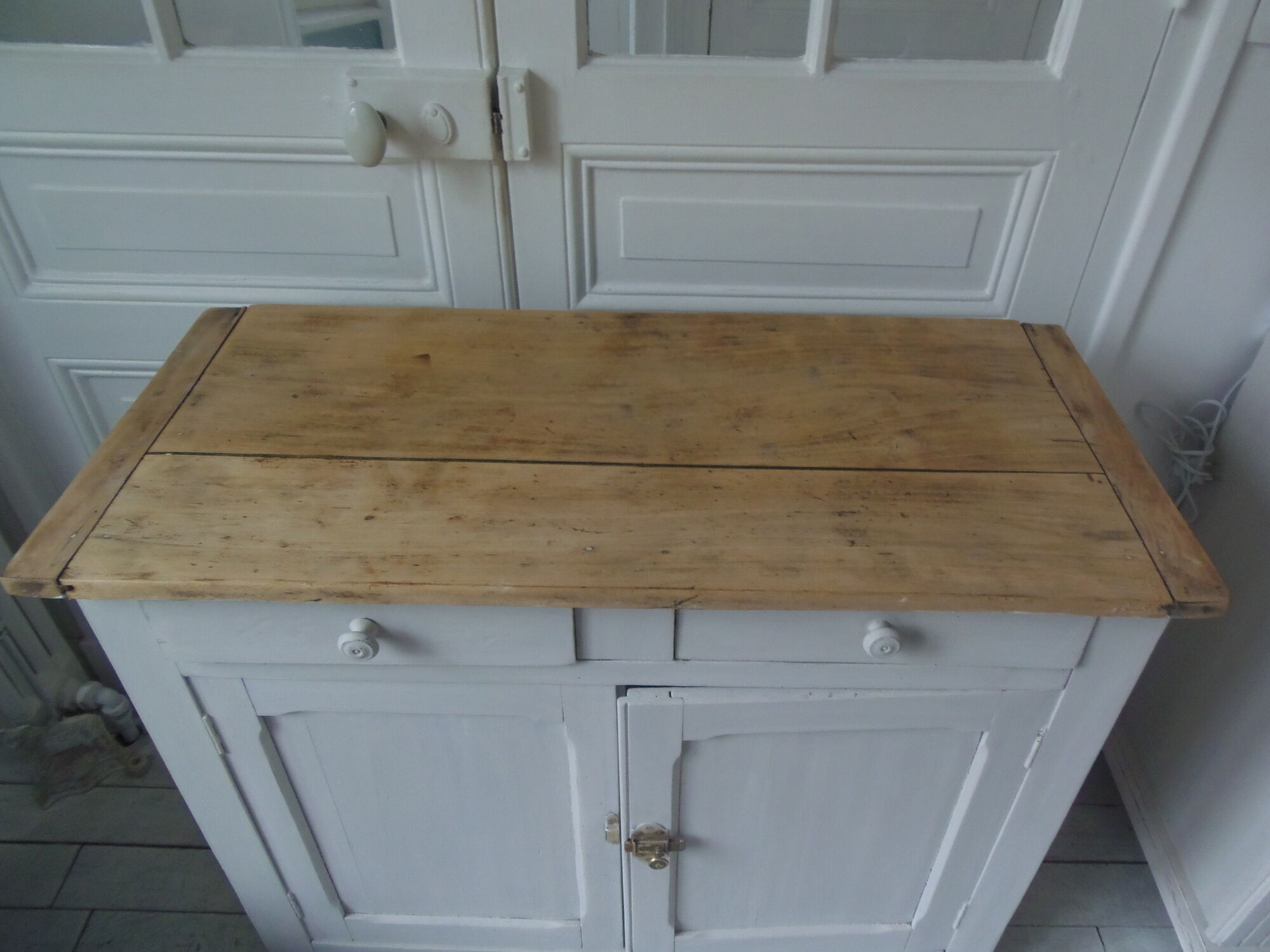 Buffet parisien vintage patiné gris perle, plateau bois.