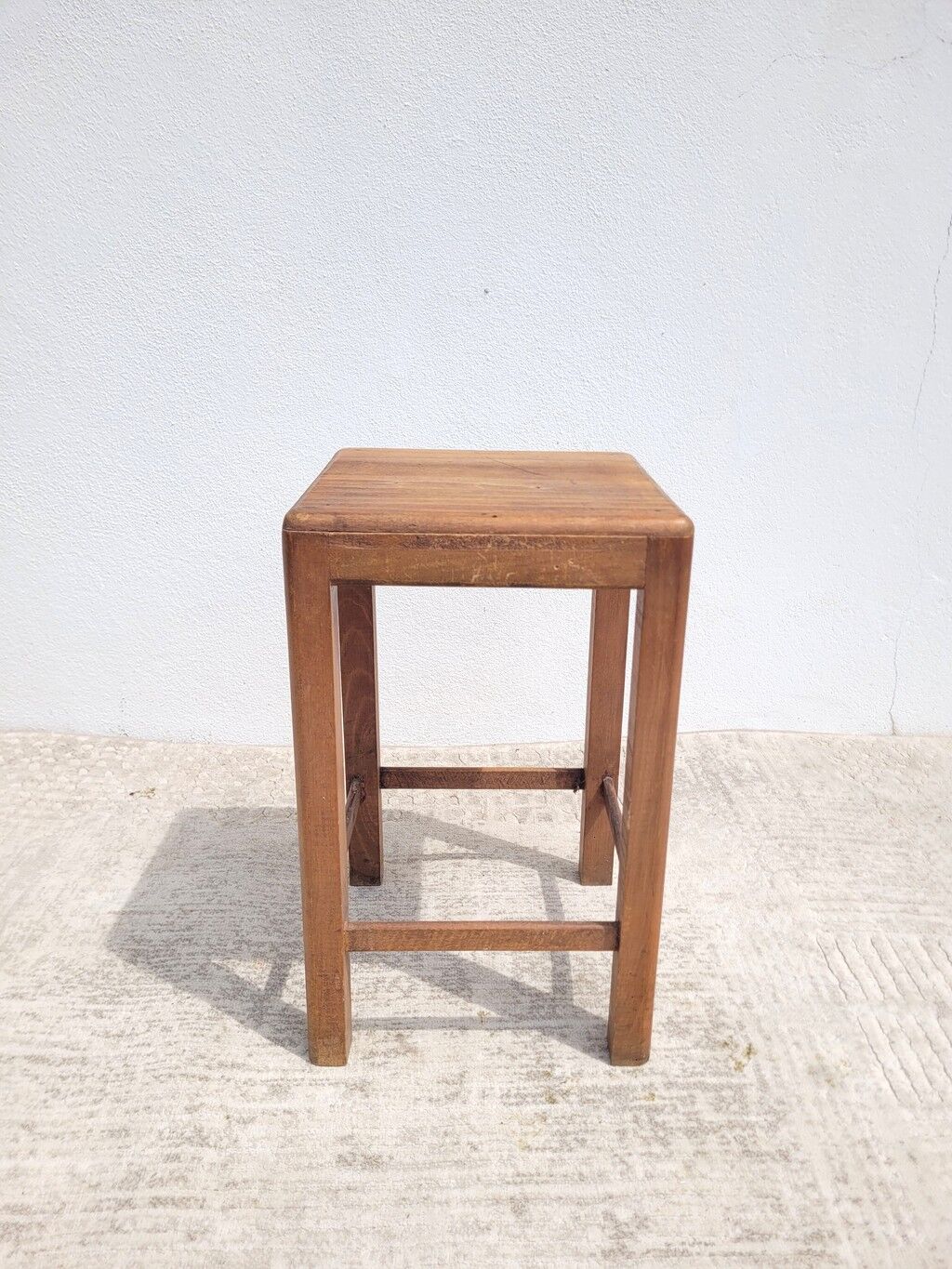 Tabouret ancien en bois foncé patiné
