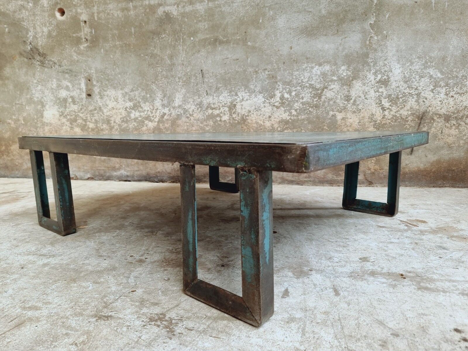 Table basse industrielle acier azur 90 x 110 cm