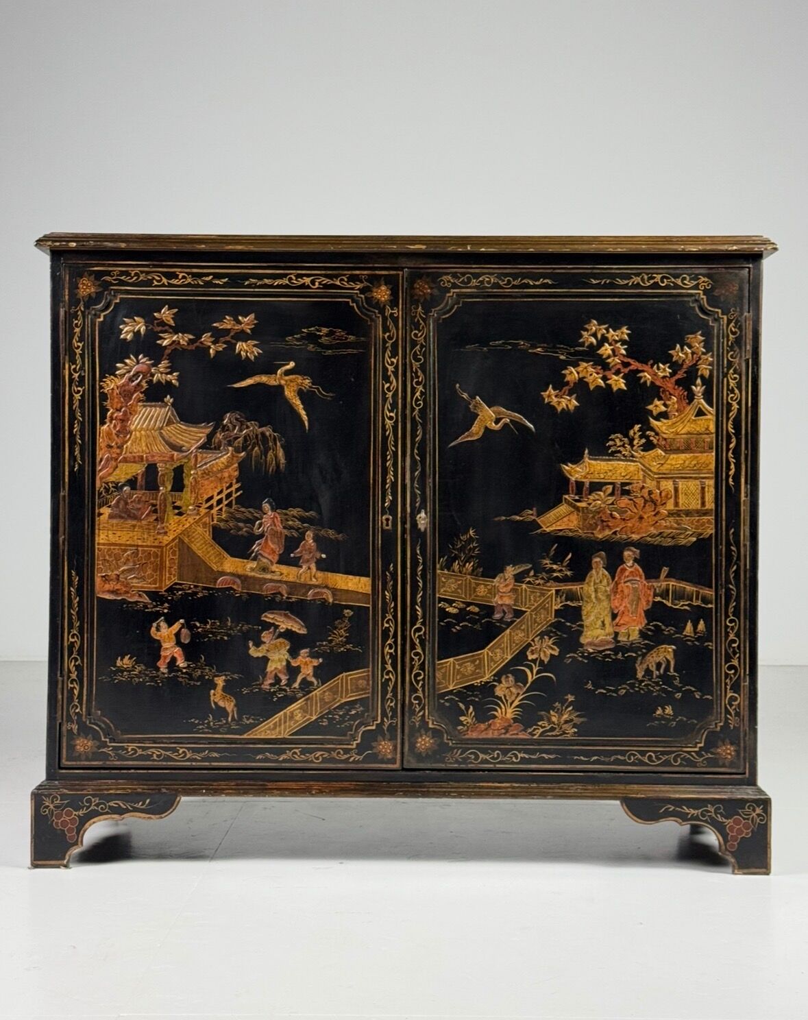 Cabinet laqué chinoiserie du 20e siècle anglais