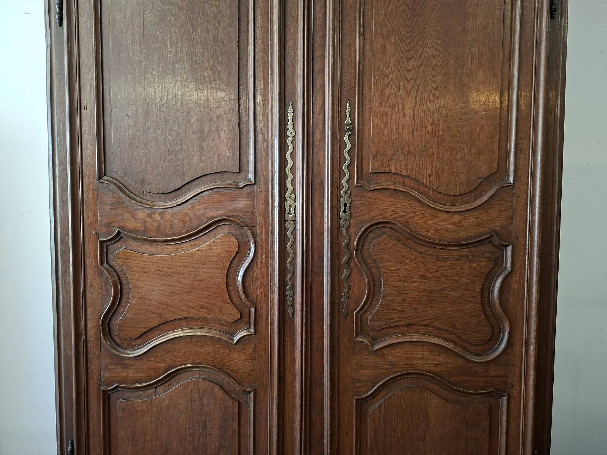 Louis XV period wardrobe in solid oak. 18th century.
