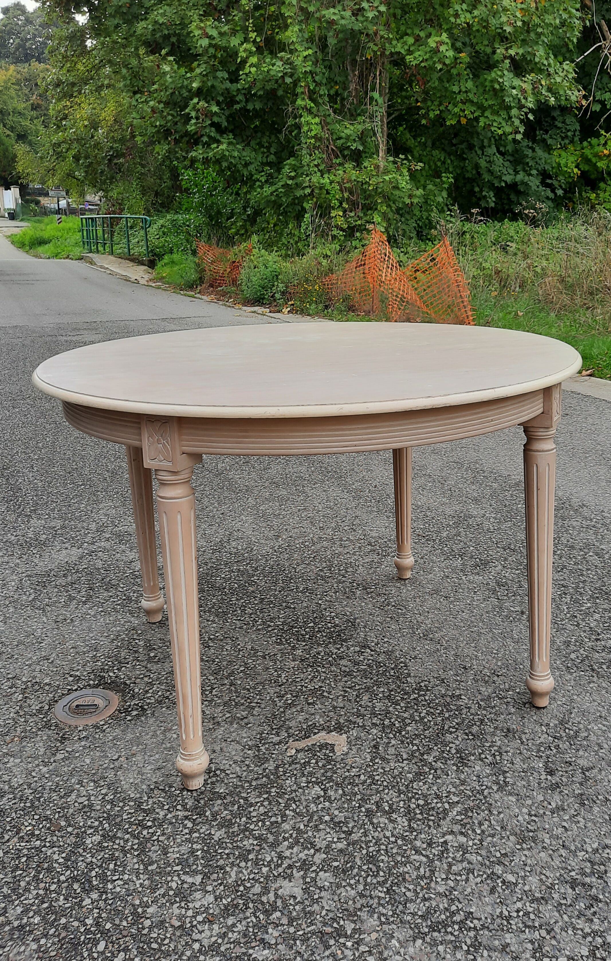 White lacquered table Louis XVI style