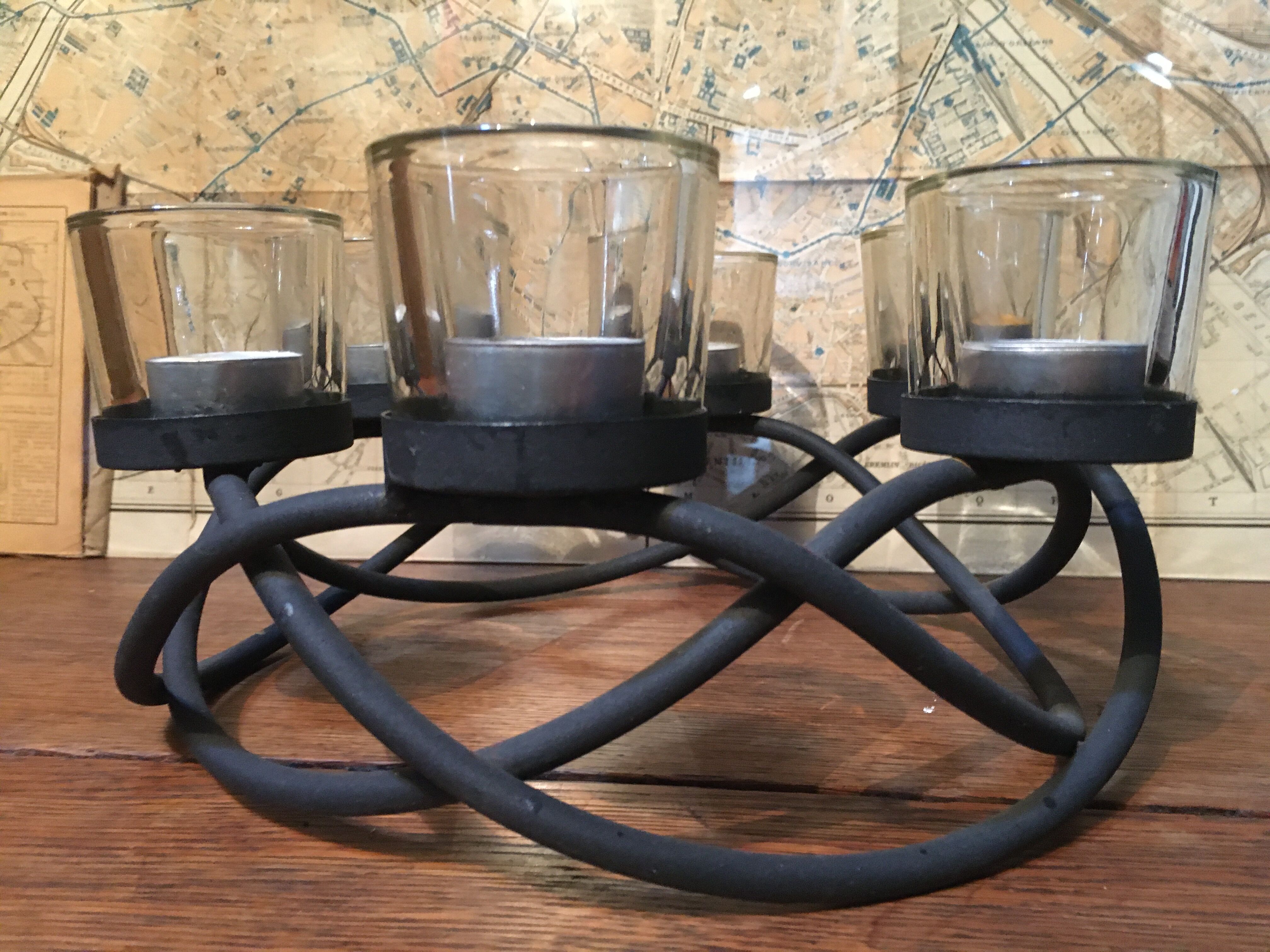 Metal crown photophore