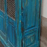 Armoire en bois ancien avec portes avec grille