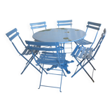 blue garden furniture "The earth is flat"