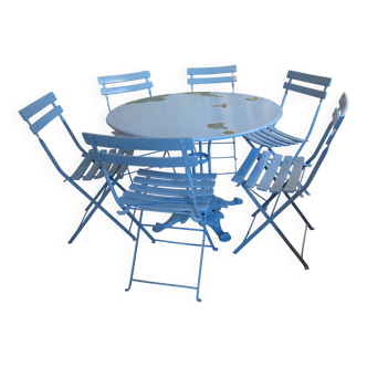 blue garden furniture "The earth is flat"