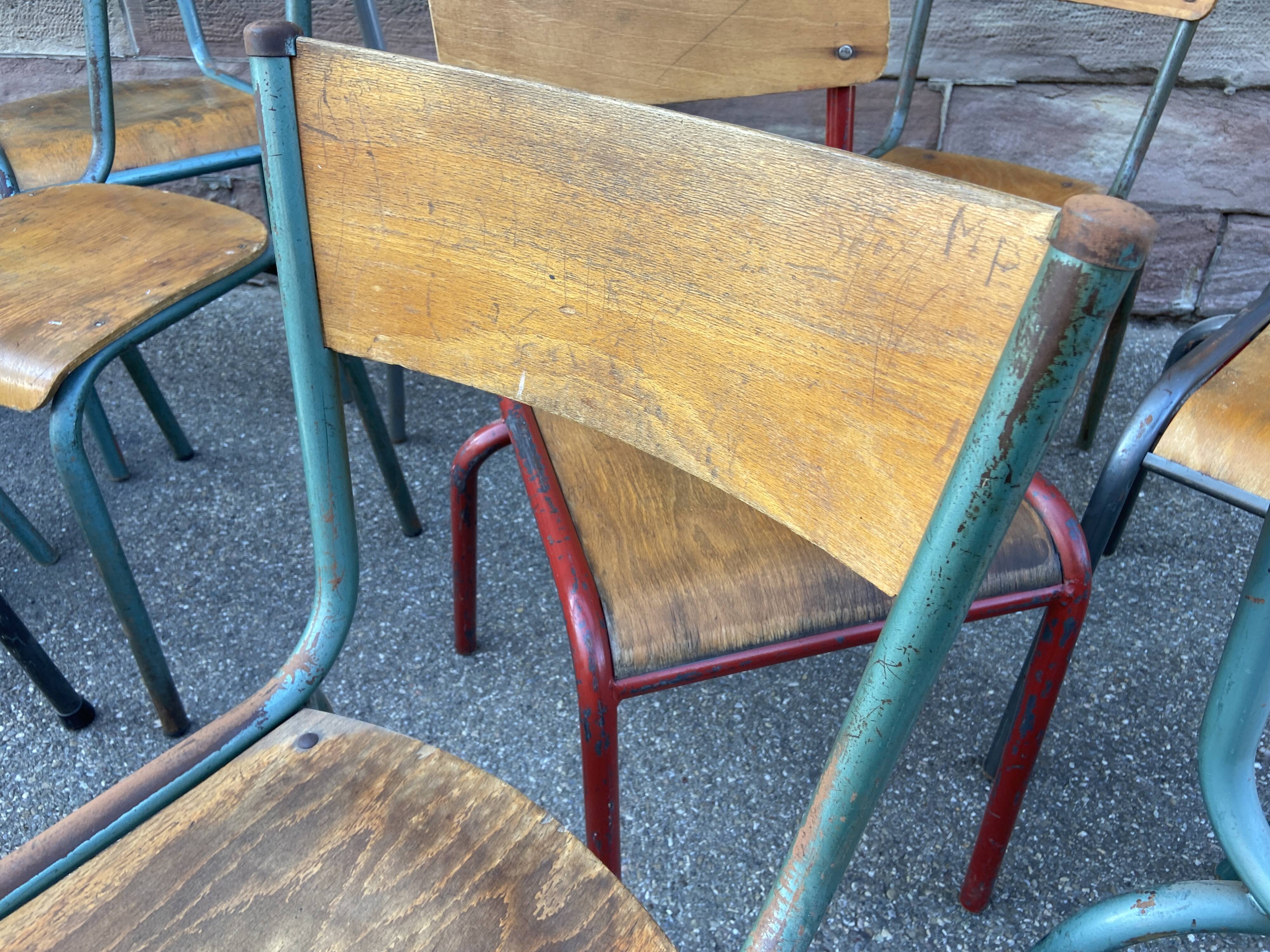 Suite de 15 chaises dépareillées industrielle école vintage