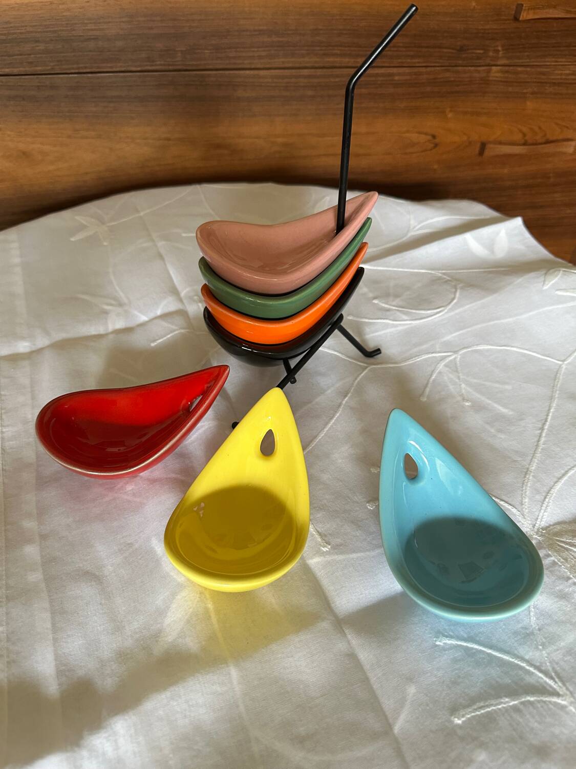 Complete set of 7 multicoloured vintage ceramic bowls.