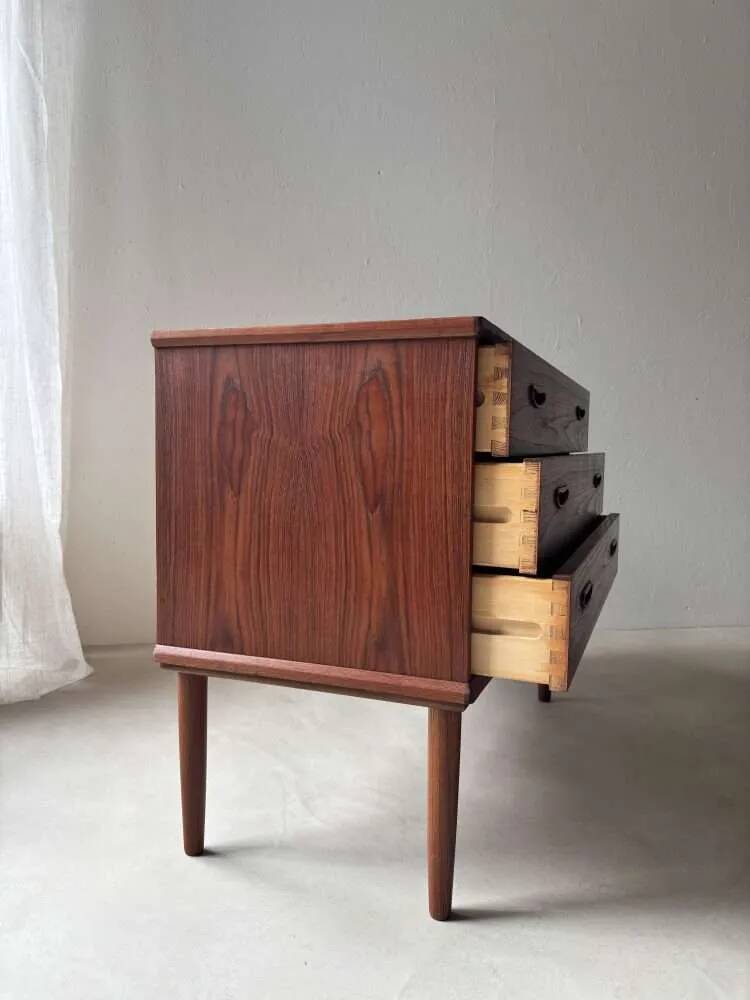 Commode en teck entièrement rénovée au design vintage des années 1960.