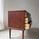 Commode en teck entièrement rénovée au design vintage des années 1960.