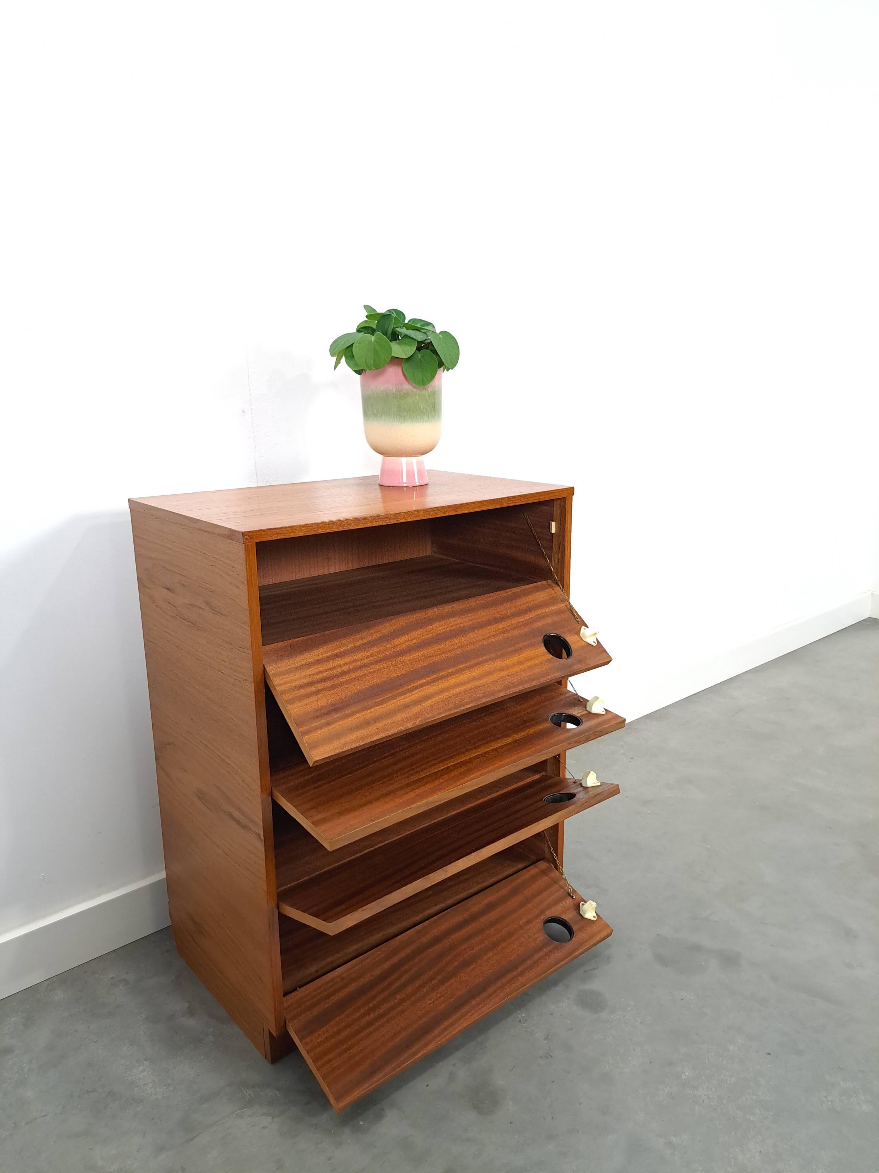 Schoenenkast met zwarte ronde grepen, nr. 2