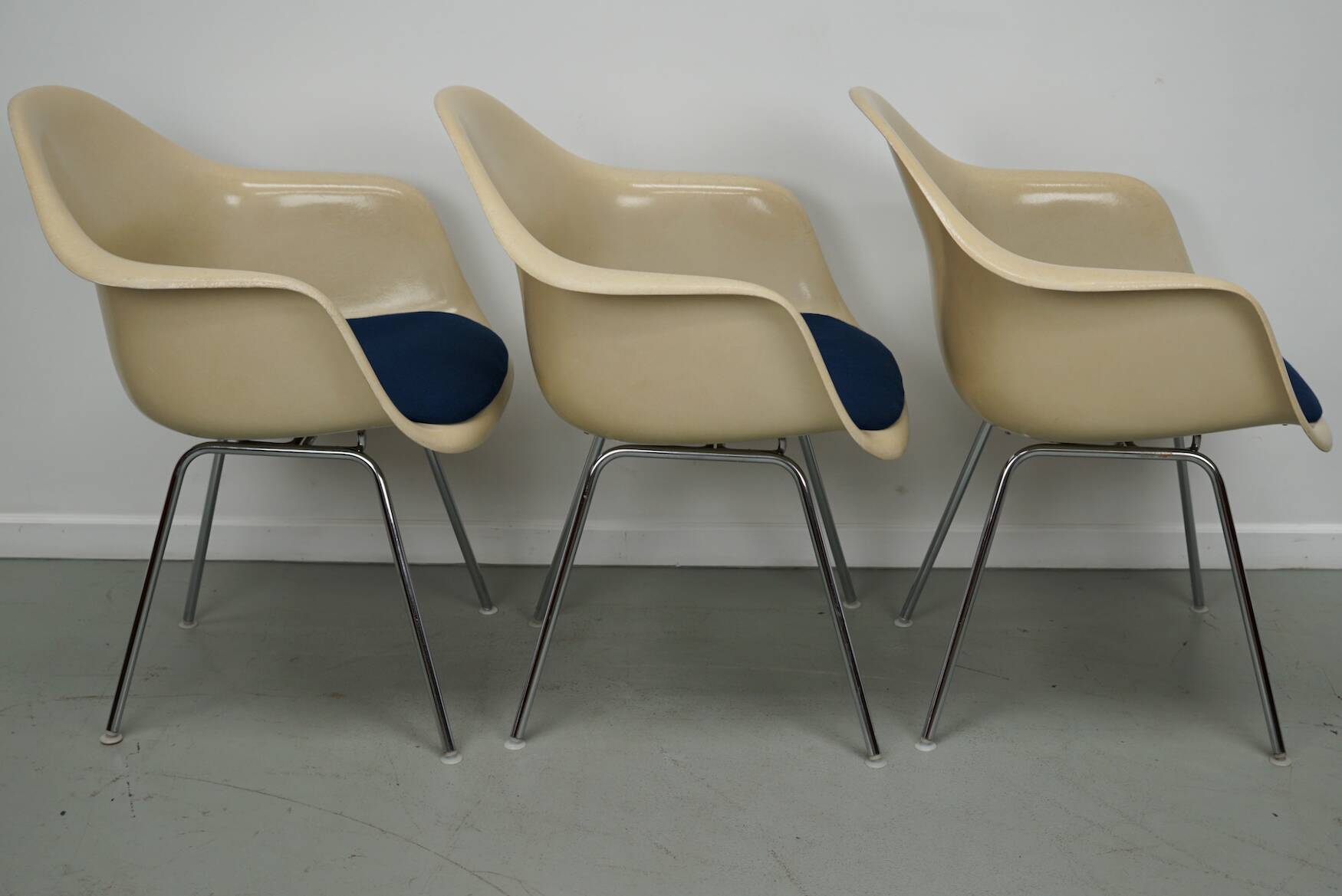 Set of Three Parchment Fiberglass DAX Armhairs Eames for Herman Miller / Vi