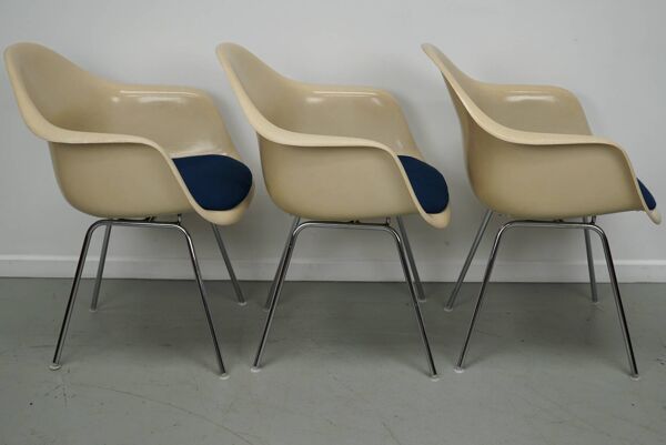 Ensemble de trois accoudoirs DAX en fibre de verre parchemin Eames pour Herman Miller / Vi