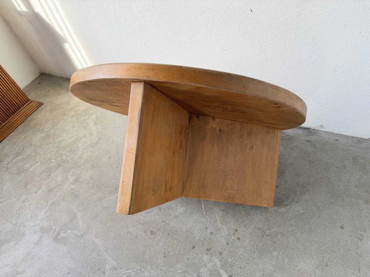 Round modernist coffee table, elm, 1950s.