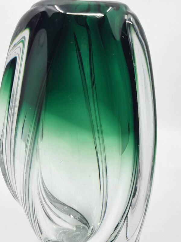 Vase vintage Val St Lambert en verre soufflé vert de forme ovoïde, Belgique