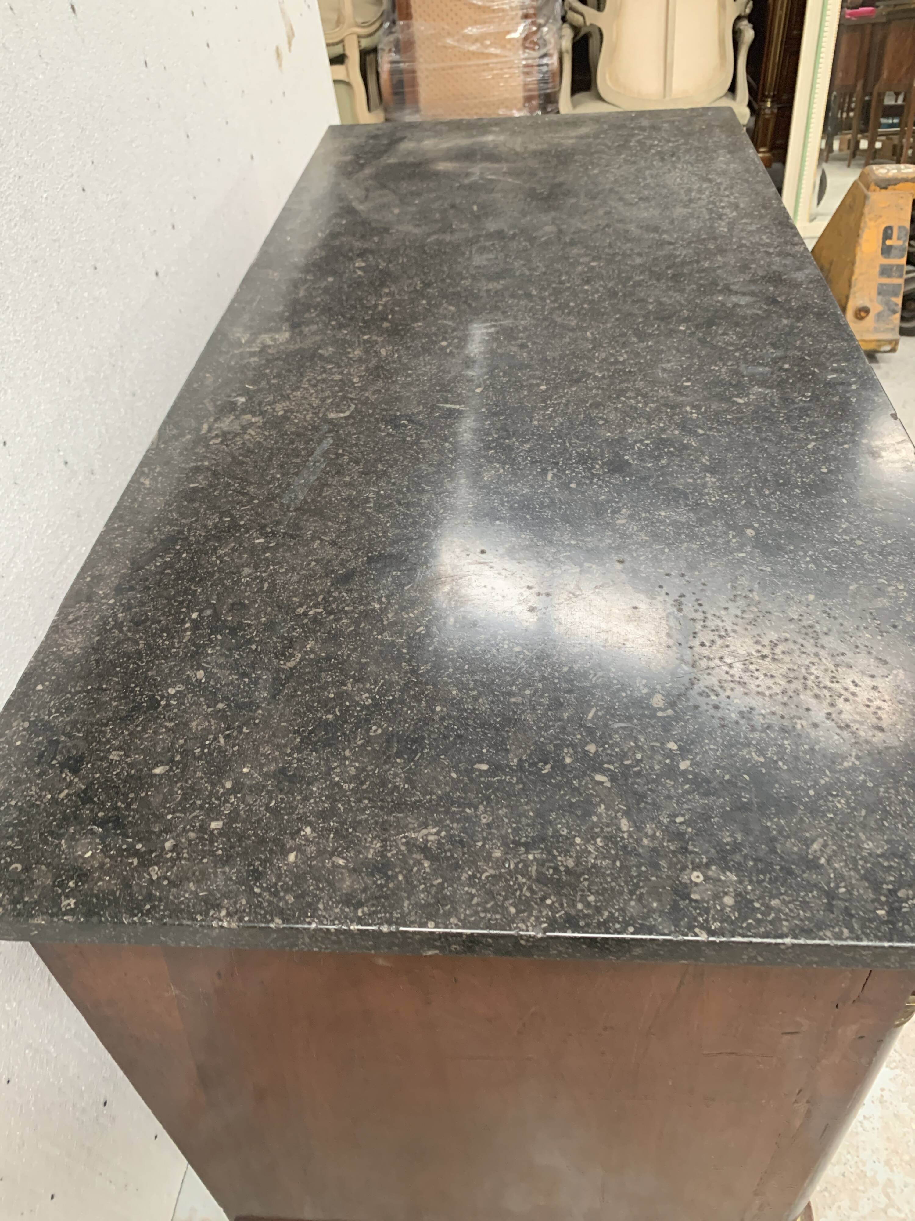Commode Empire en acajou a demi colonnes XIX siècle