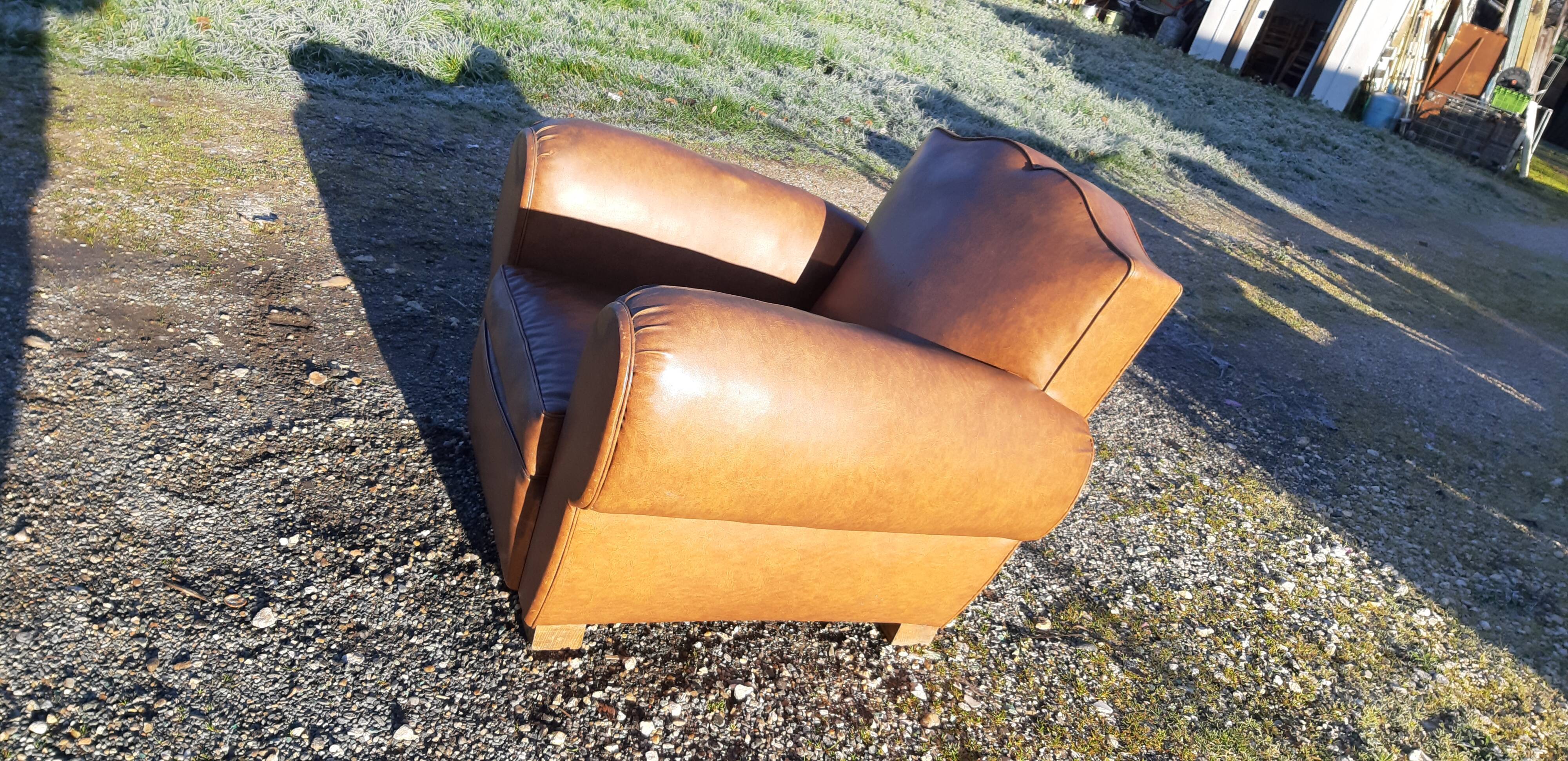 Fauteuil club des années 30 en simili cuir