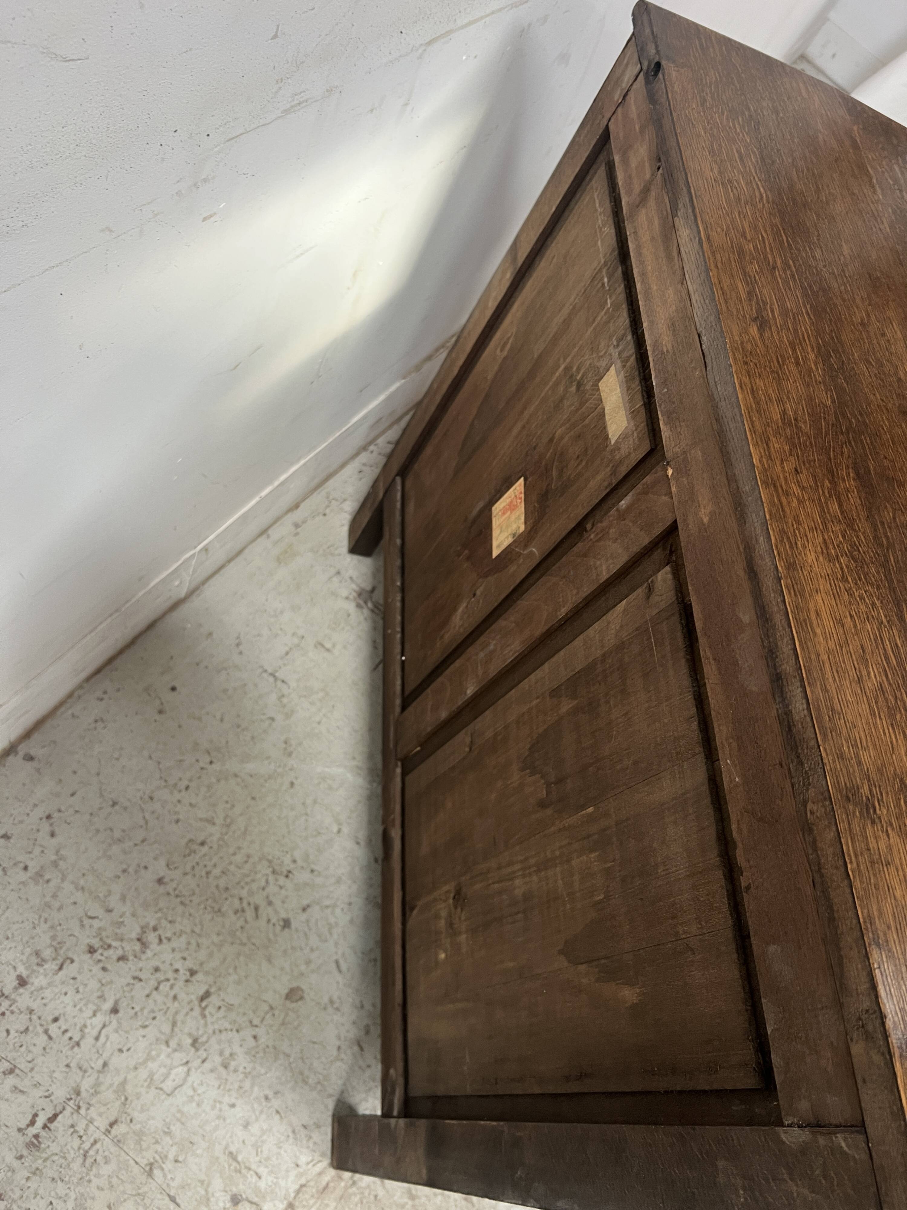 Commode de style Régence en chene sculpté XX siècle
