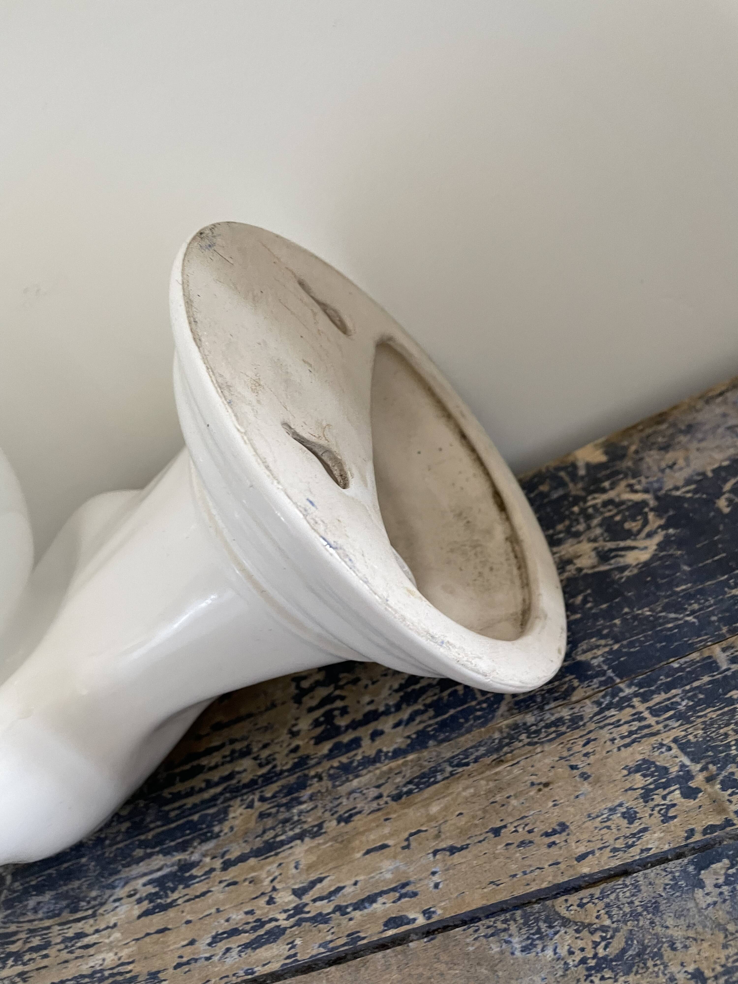 Vintage hand-shaped wall lamp in white ceramic