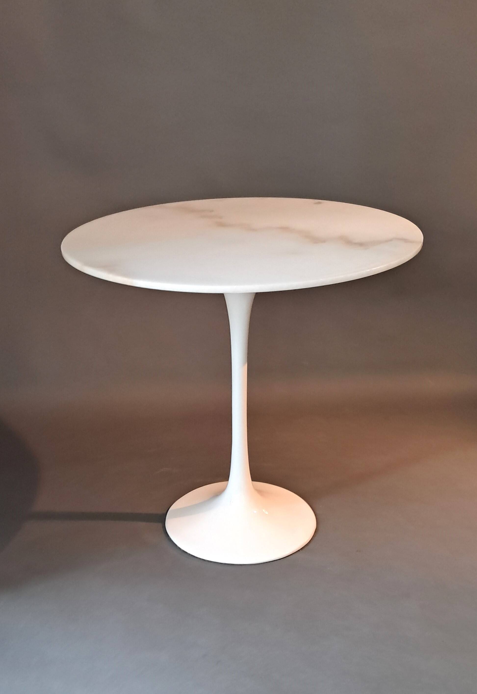 Tulip pedestal table in veined white marble and cast aluminum base, 1970/1980