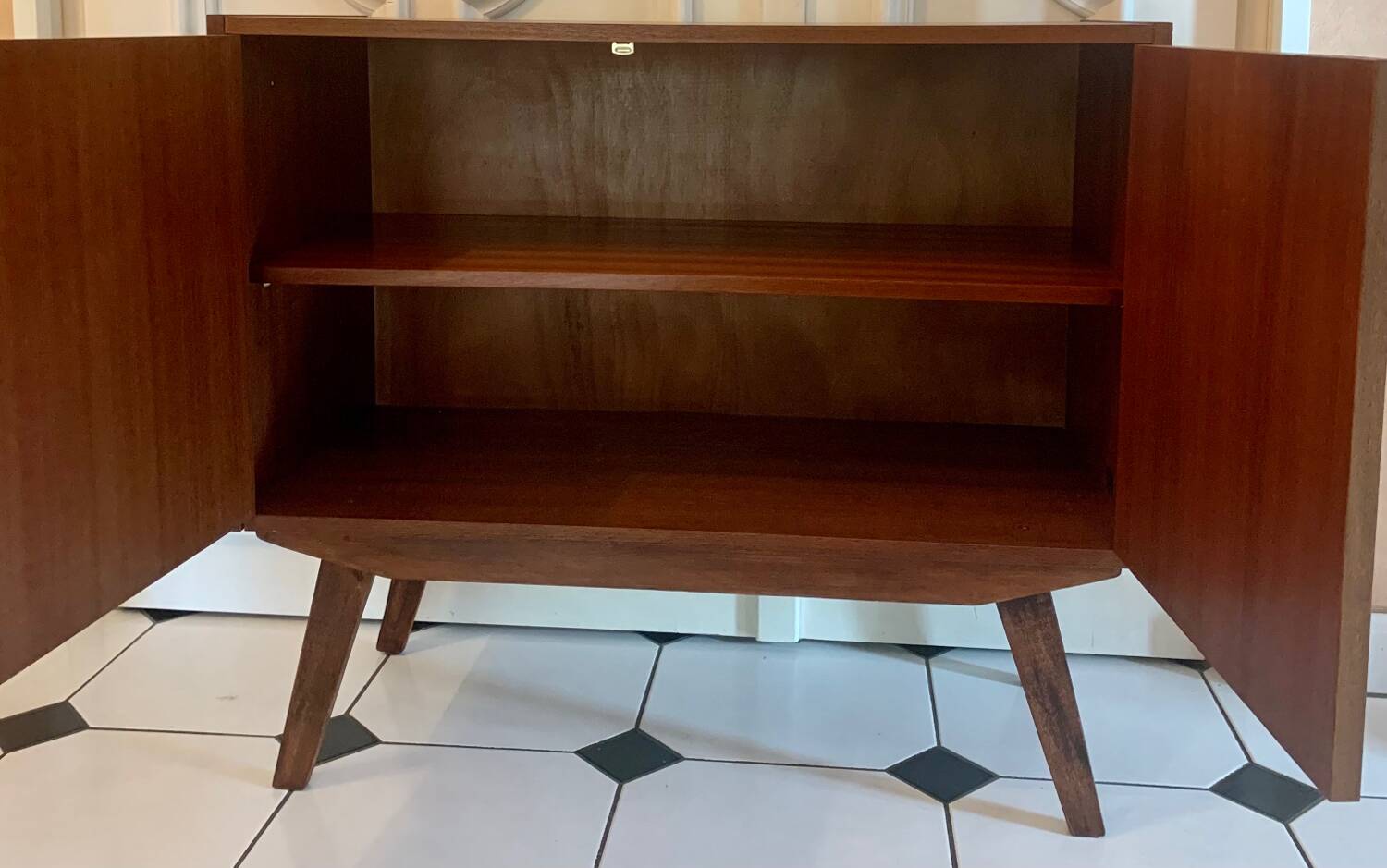 Sideboard compass feet