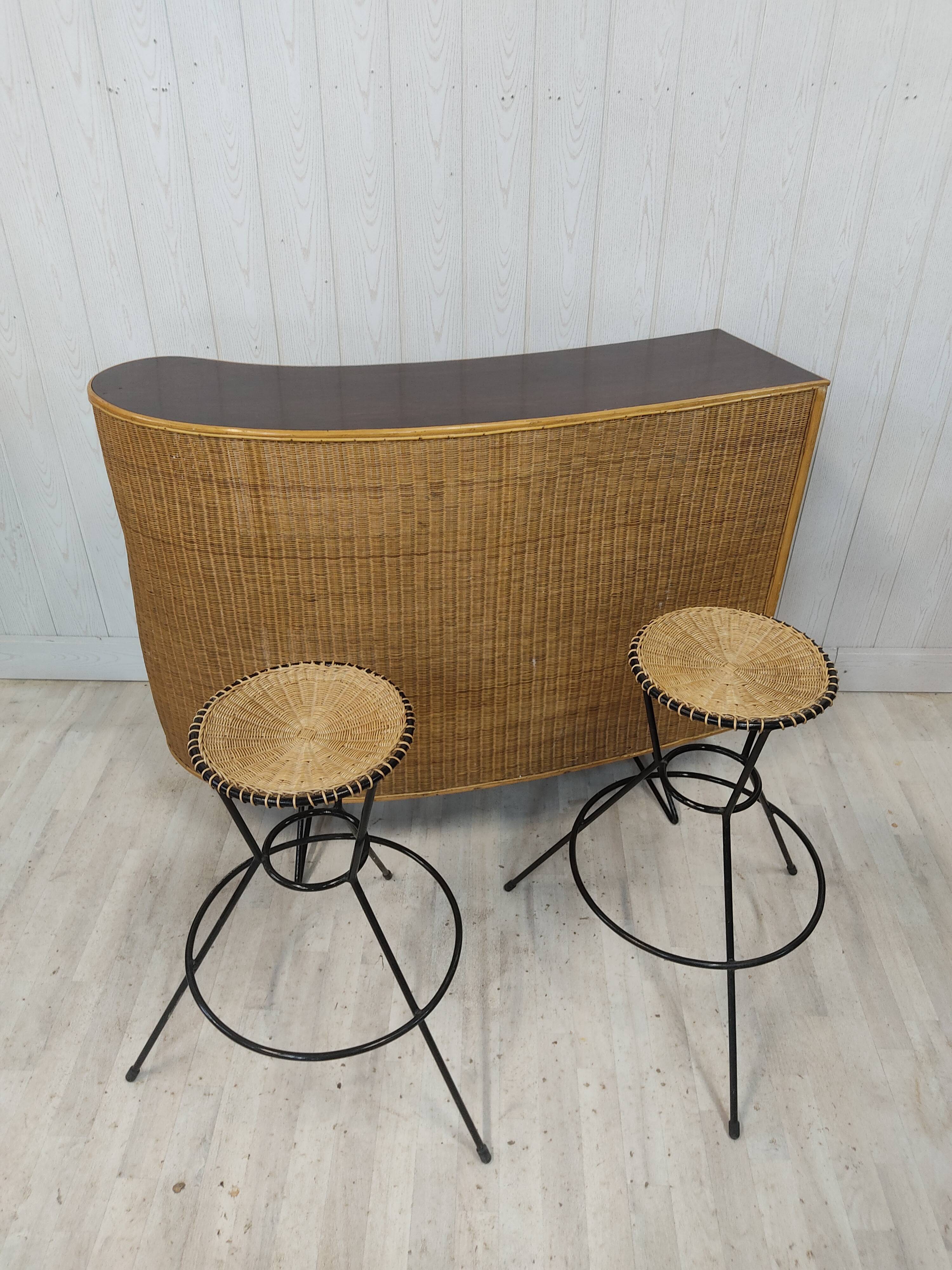 Vintage wicker bar and its two stools