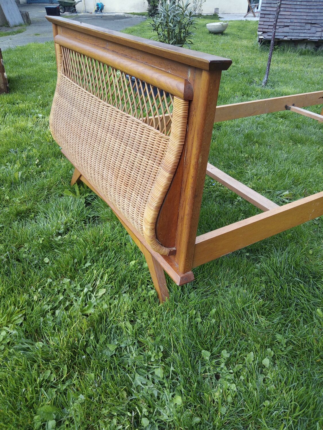 Bed 1 place wood and rattan