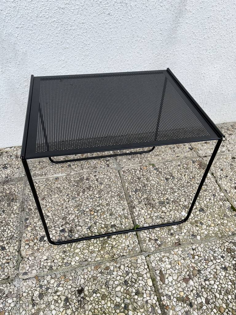 Minimalist nesting table