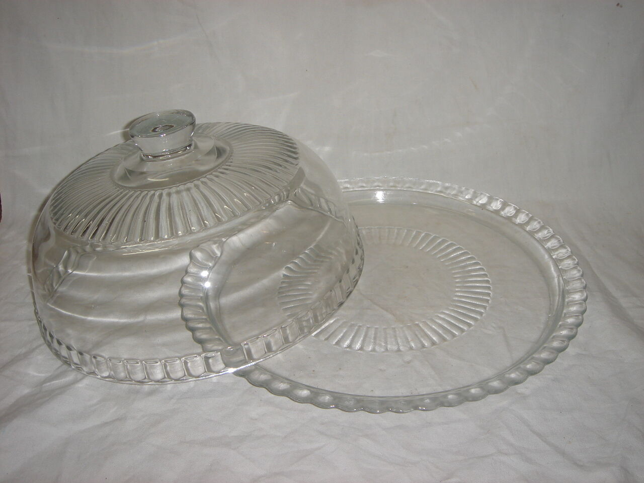 Bell with its flat glass for cake or other
