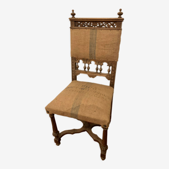Chaise bois sculpté classique château medieval avec jute piece unique