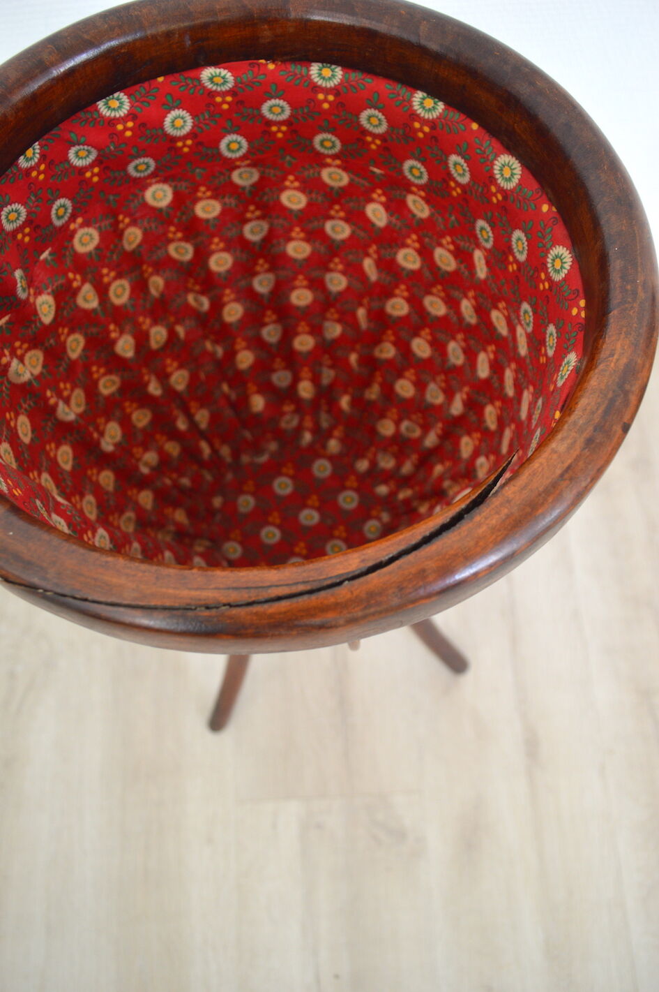 Rattan plant holder worker