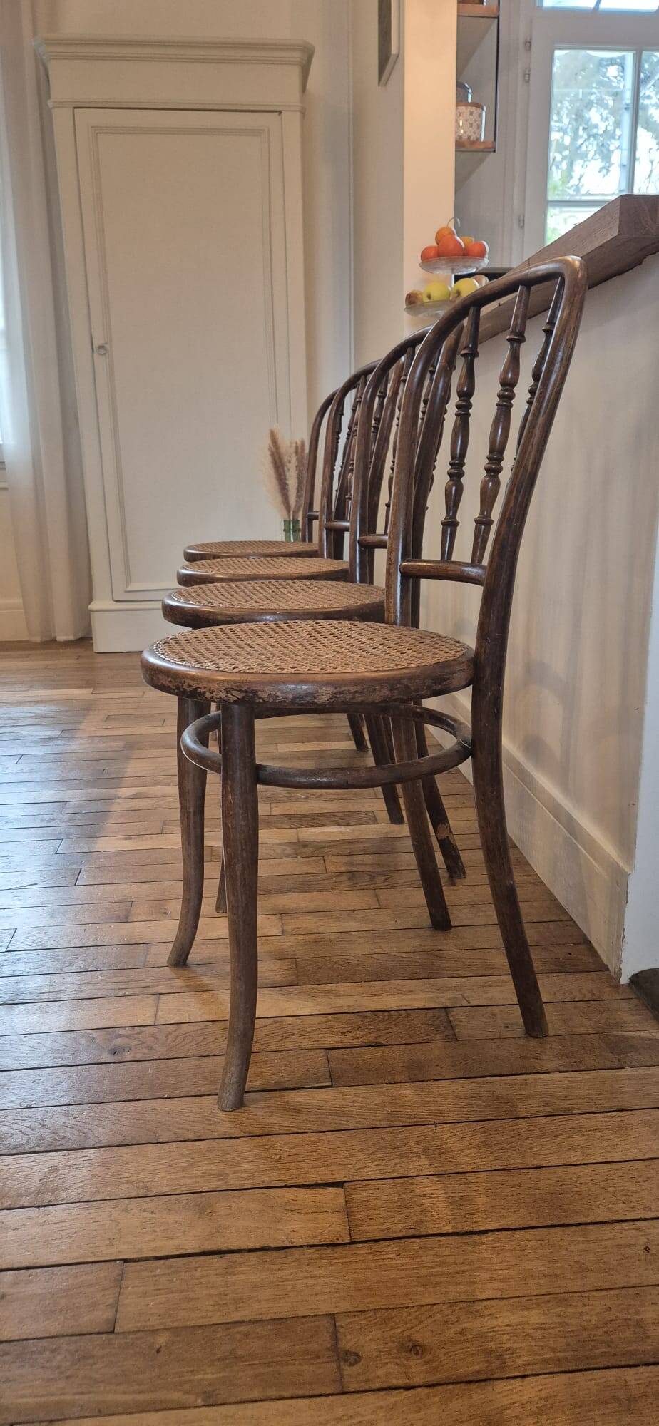 Lot de 4 chaises signées Thonet avec cannage