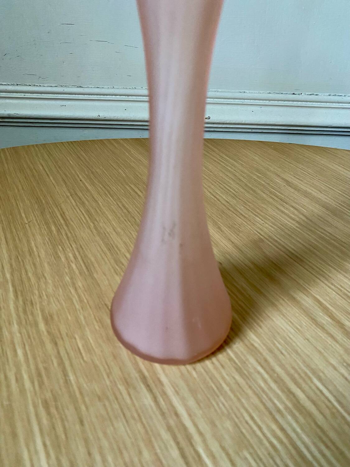 Vase en verre poli rose