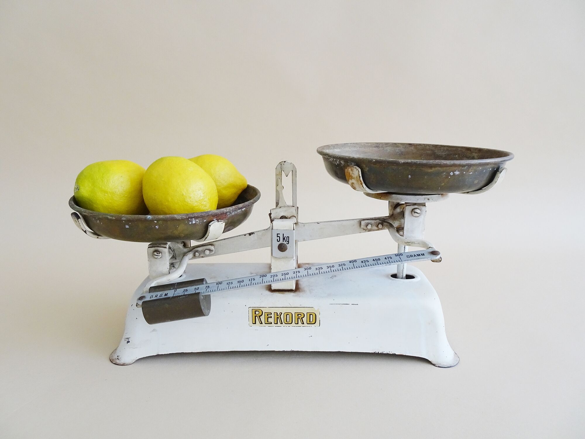 Antique kitchen scales from a record to five kilos, white beam scales with brass plates