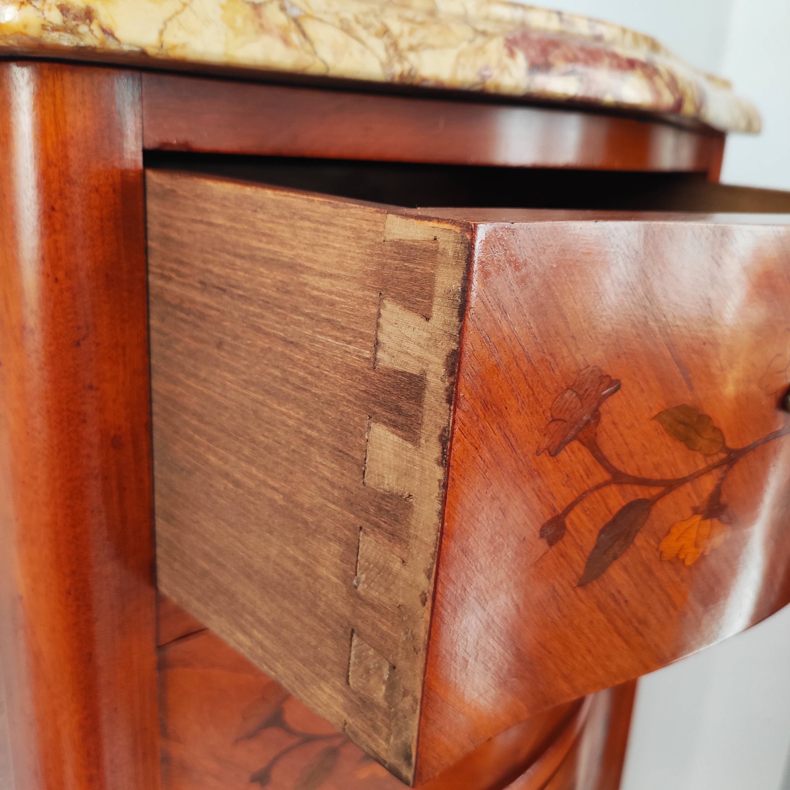 Chiffonnier galbé en marqueterie – plateau marbre – style Louis XV