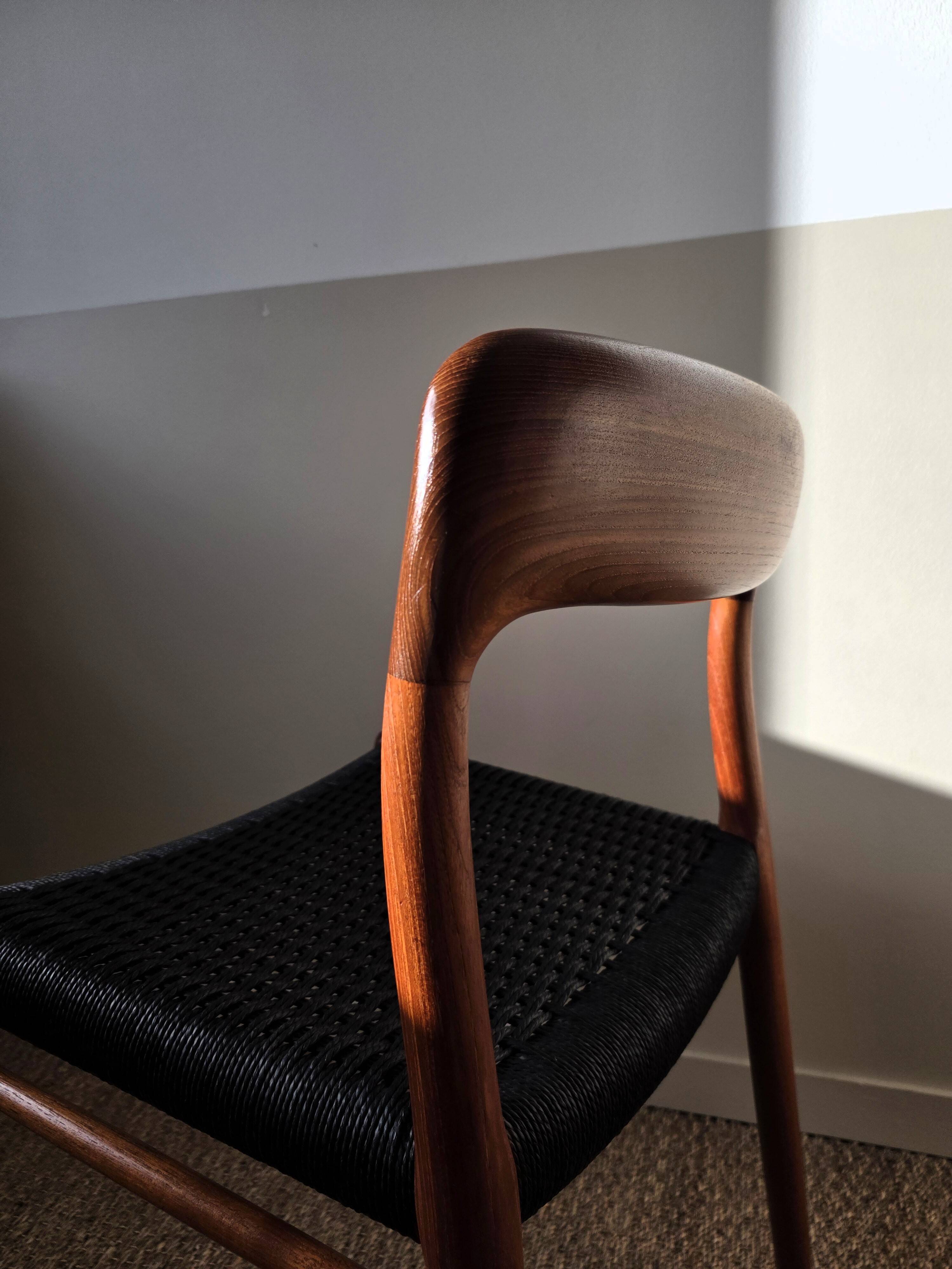 Paire de chaises Niels O. Møller modèle 75 – teck & cordage noir refait