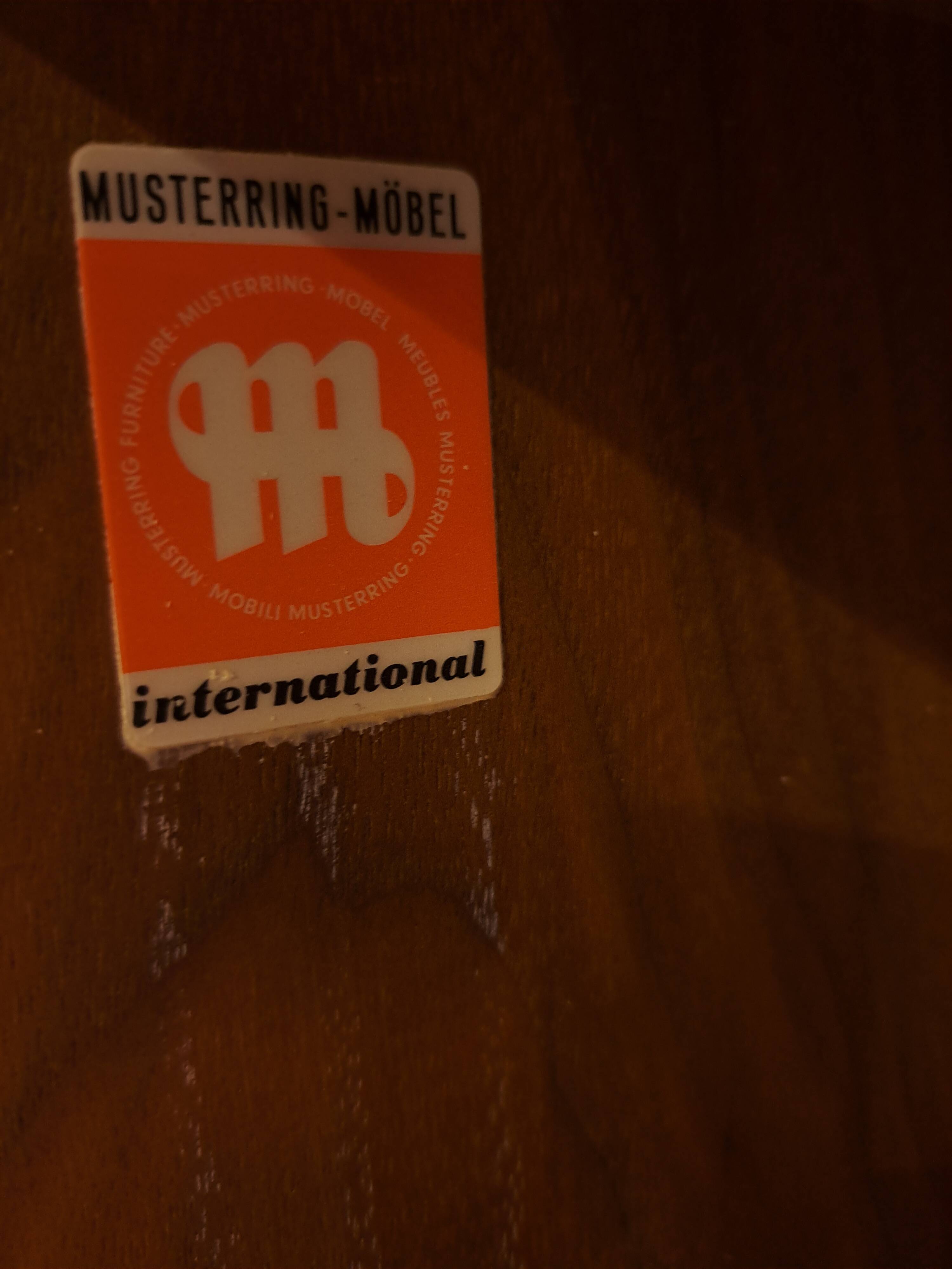 Armoire design en teck Musterring avec pieds noirs