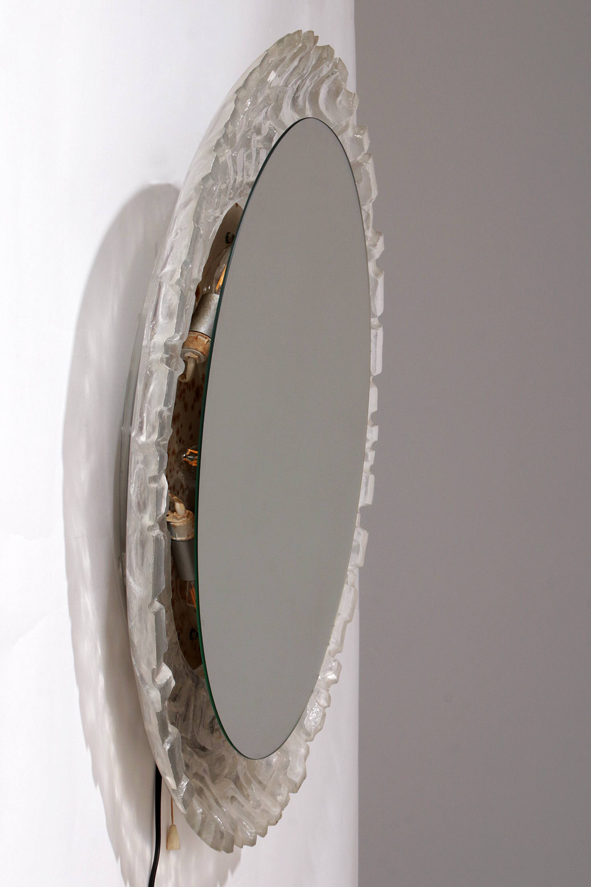 Miroir mural de salle de bain ovale avec éclairage et bord en plexiglas - Hillebrand