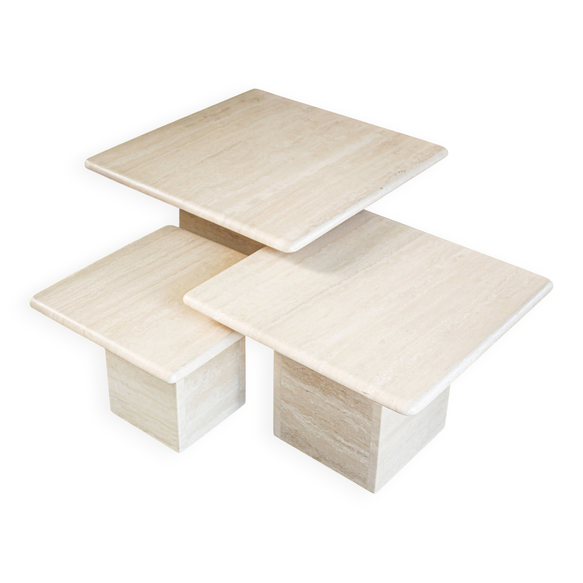 Tables gigognes en travertin italien, années 1970.