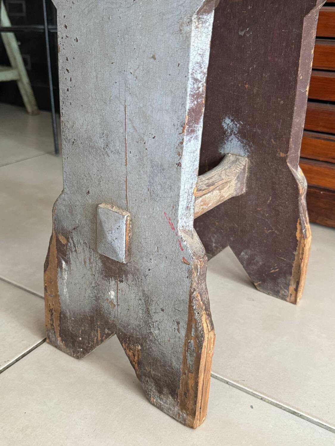 Tabouret en bois bleu vintage
