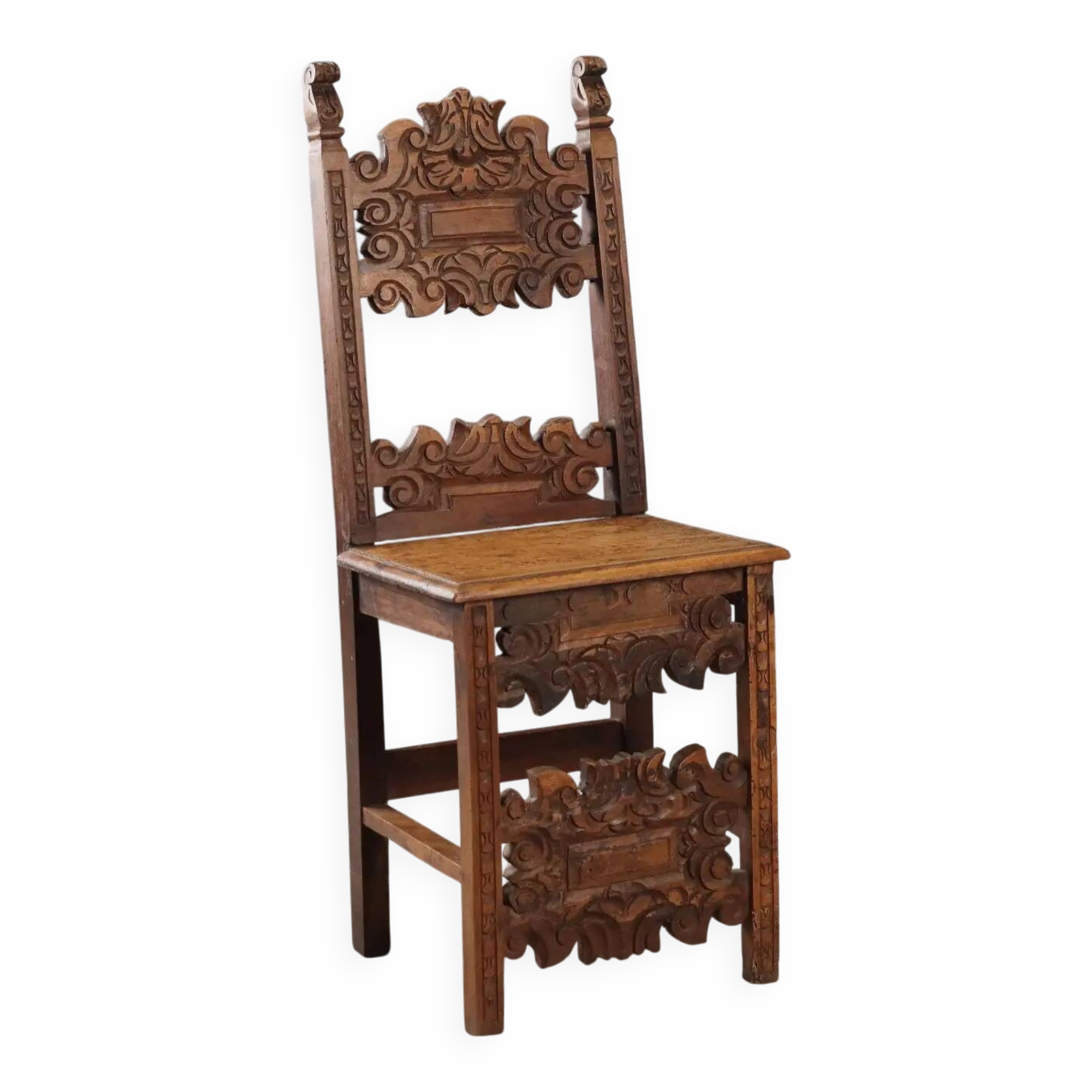 Chaise baroque ancienne en noyer sculpté, XVIIe siècle