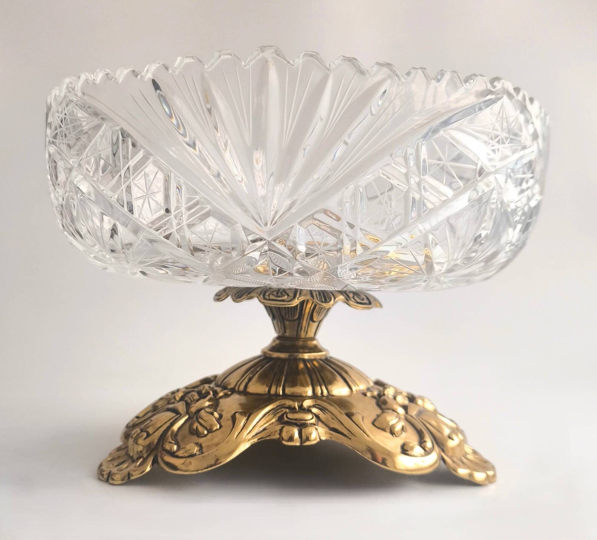 French Art Deco late centrepiece, carved crystal and bronze, 1950s.