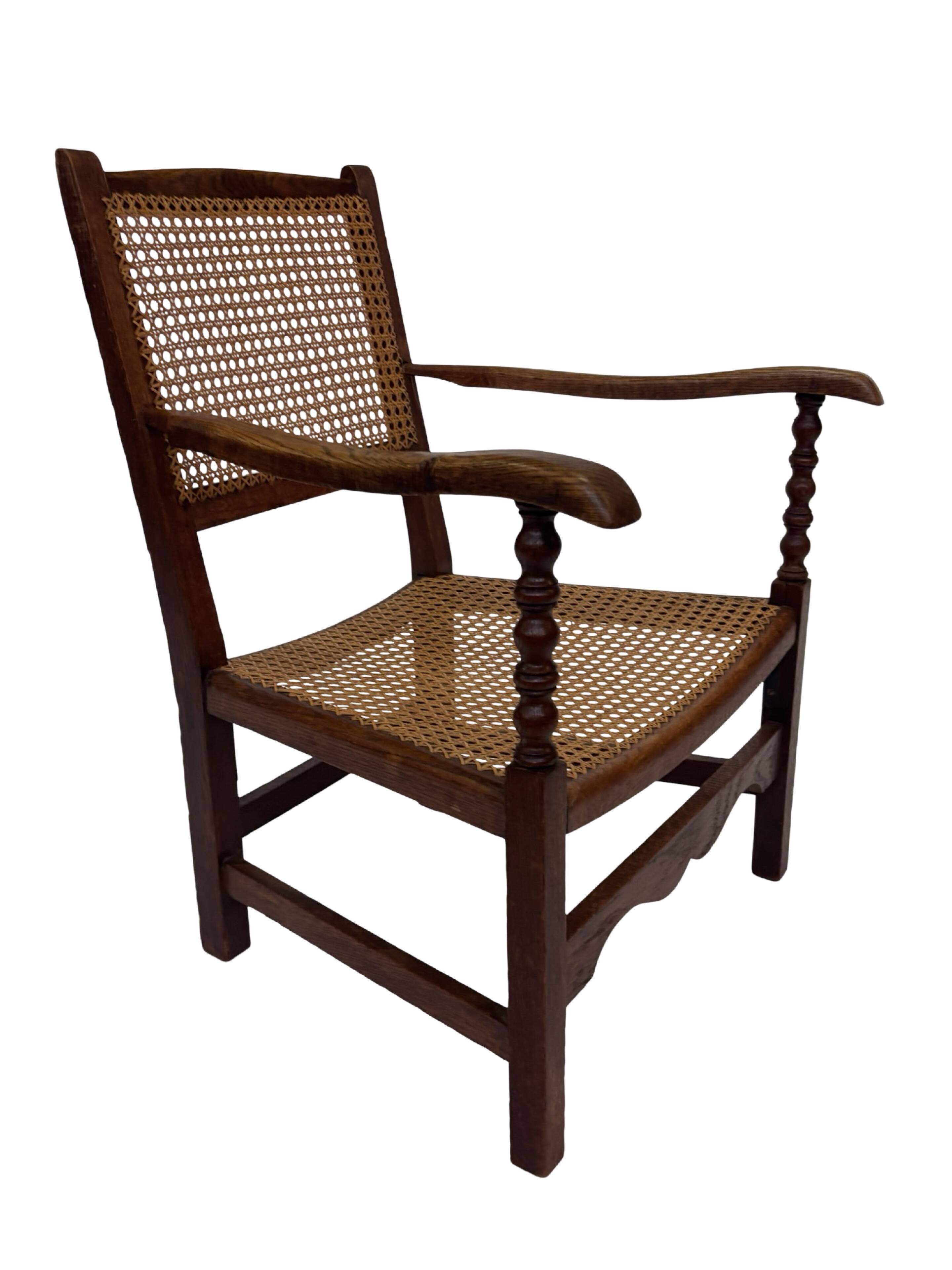 Fauteuil Art Déco en chêne tressé, design minimaliste.