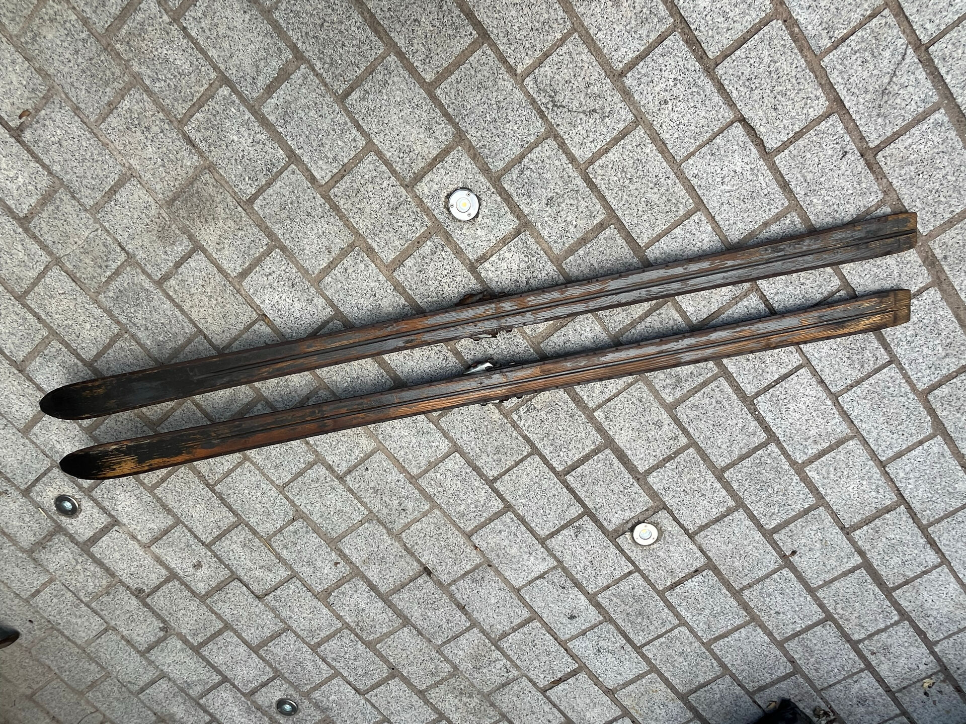 Paire de skis vintage en bois L = 198 cm