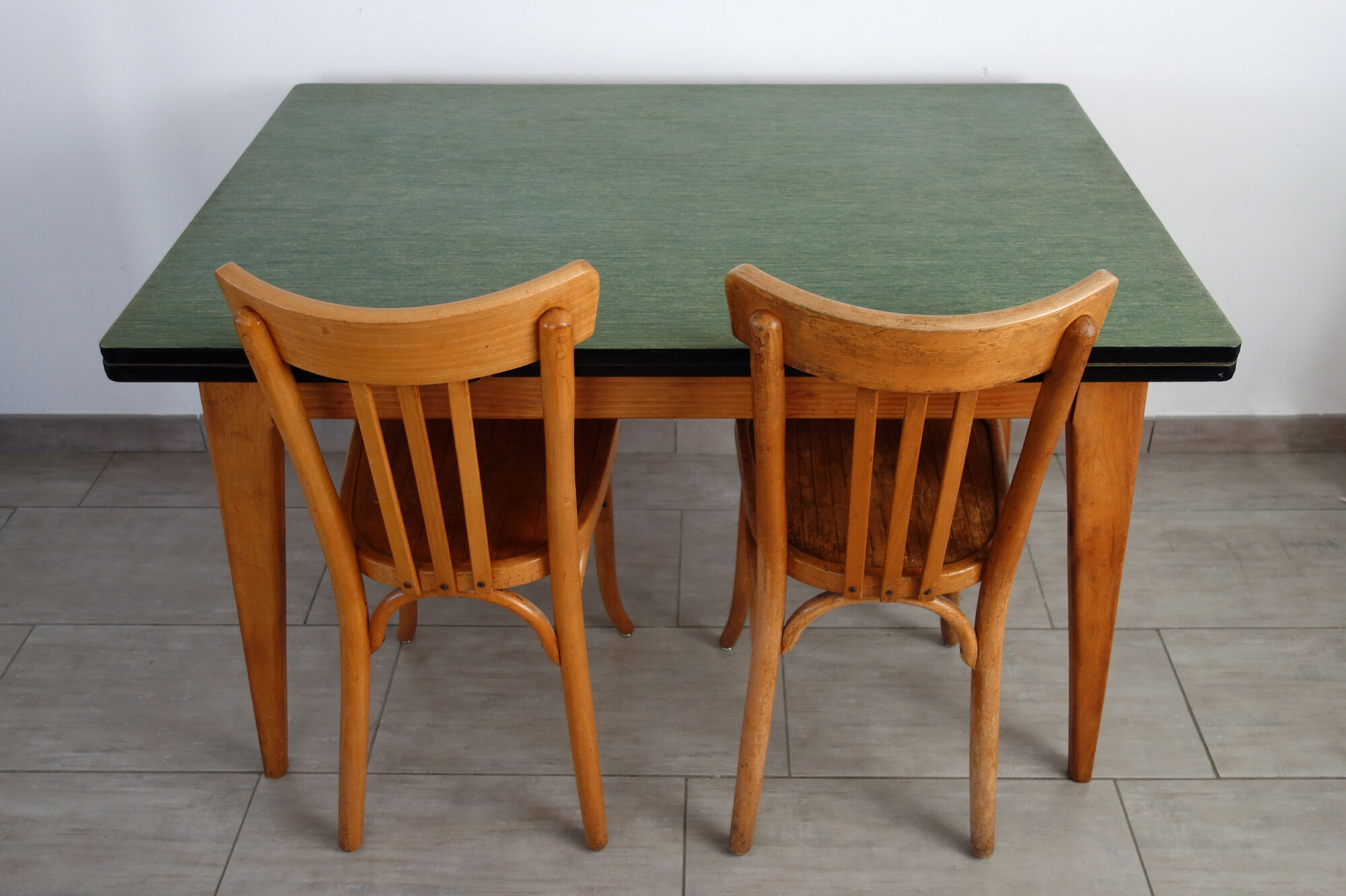 Table bois lino vert années 60