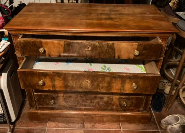 Commode malouine ancienne en ronce de noyer