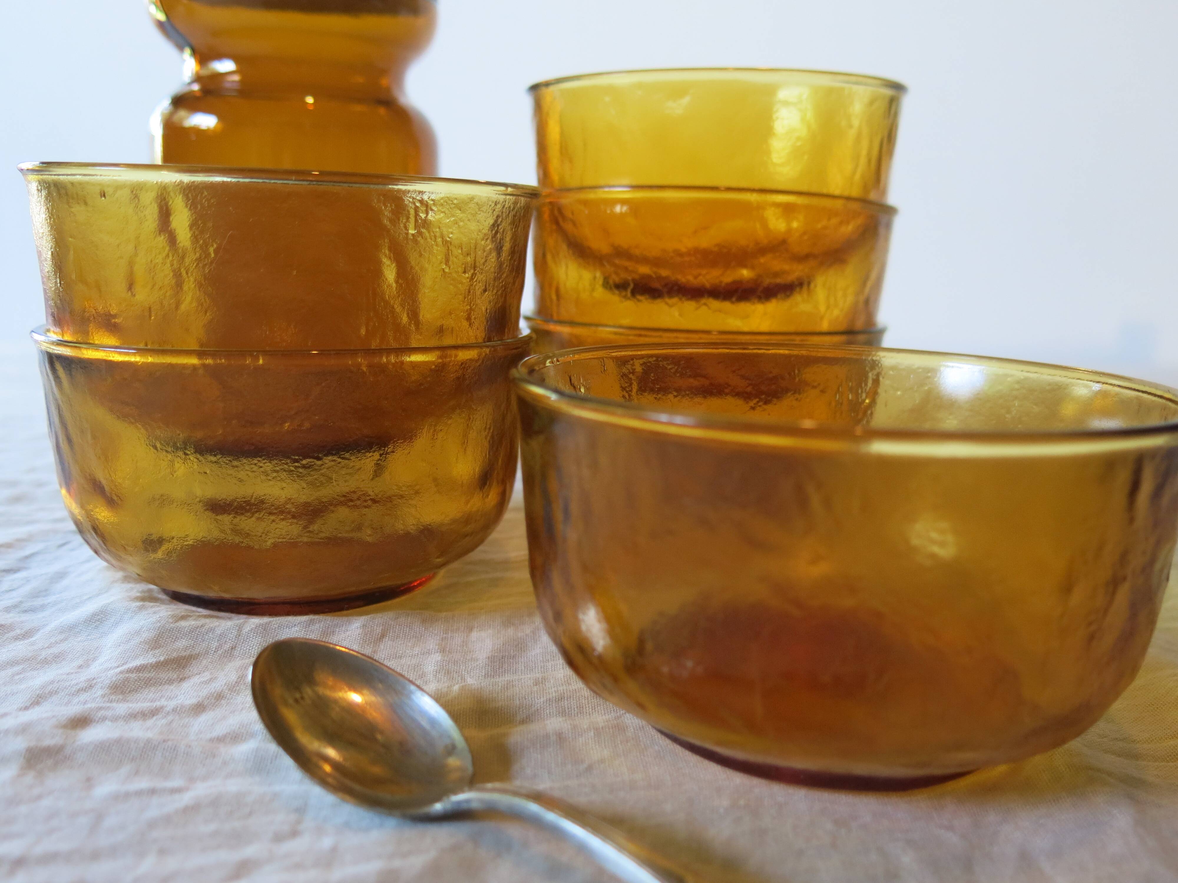 6 bols en verre opaque jaune de chez Lever en très bon état.