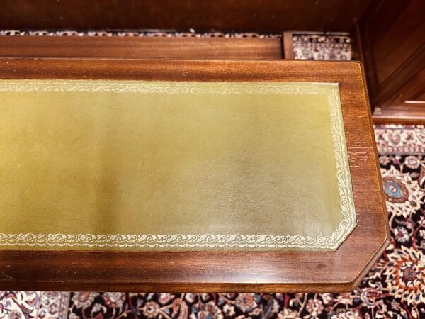 Bar anglais antique en acajou Chesterfield avec tabourets de bar